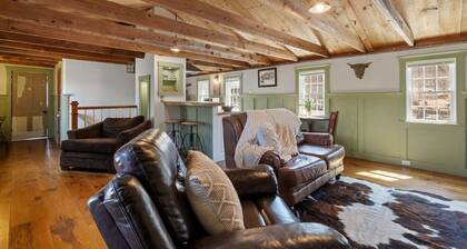 Rustic Beauty, Fireplace, Cows & Mountain Views