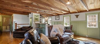 Rustic Beauty, Fireplace, Cows & Mountain Views