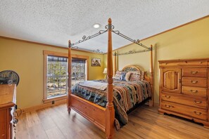 3 bedrooms, travel crib, free WiFi, bed sheets - Peaceful Lakes Region Escape| Boat Dock Option (Moultonborough)