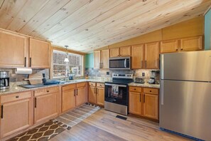 Fridge, microwave, oven, stovetop - Firepit Nights, Outdoor Dining & Near Beaches (Moultonborough)