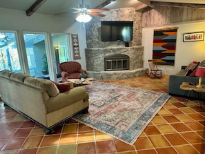 Smart TV, books - Spacious 4-bedroom, 2-1/2 bath, 2,700 sq ft, wooded one acre lot (Edmond)