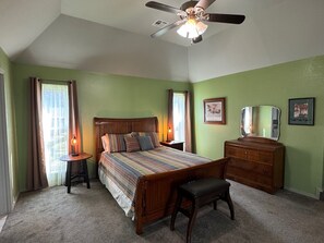 4 quartos, escrivaninha, ferros/tábuas de passar roupa