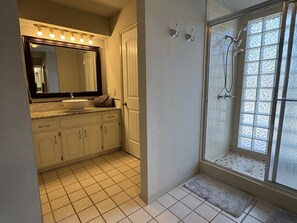 Hair dryer, towels, soap, shampoo - Spacious 4-bedroom, 2-1/2 bath, 2,700 sq ft, wooded one acre lot (Edmond)