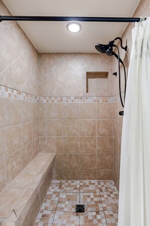 Ducha, secador de pelo, toallas y jabón