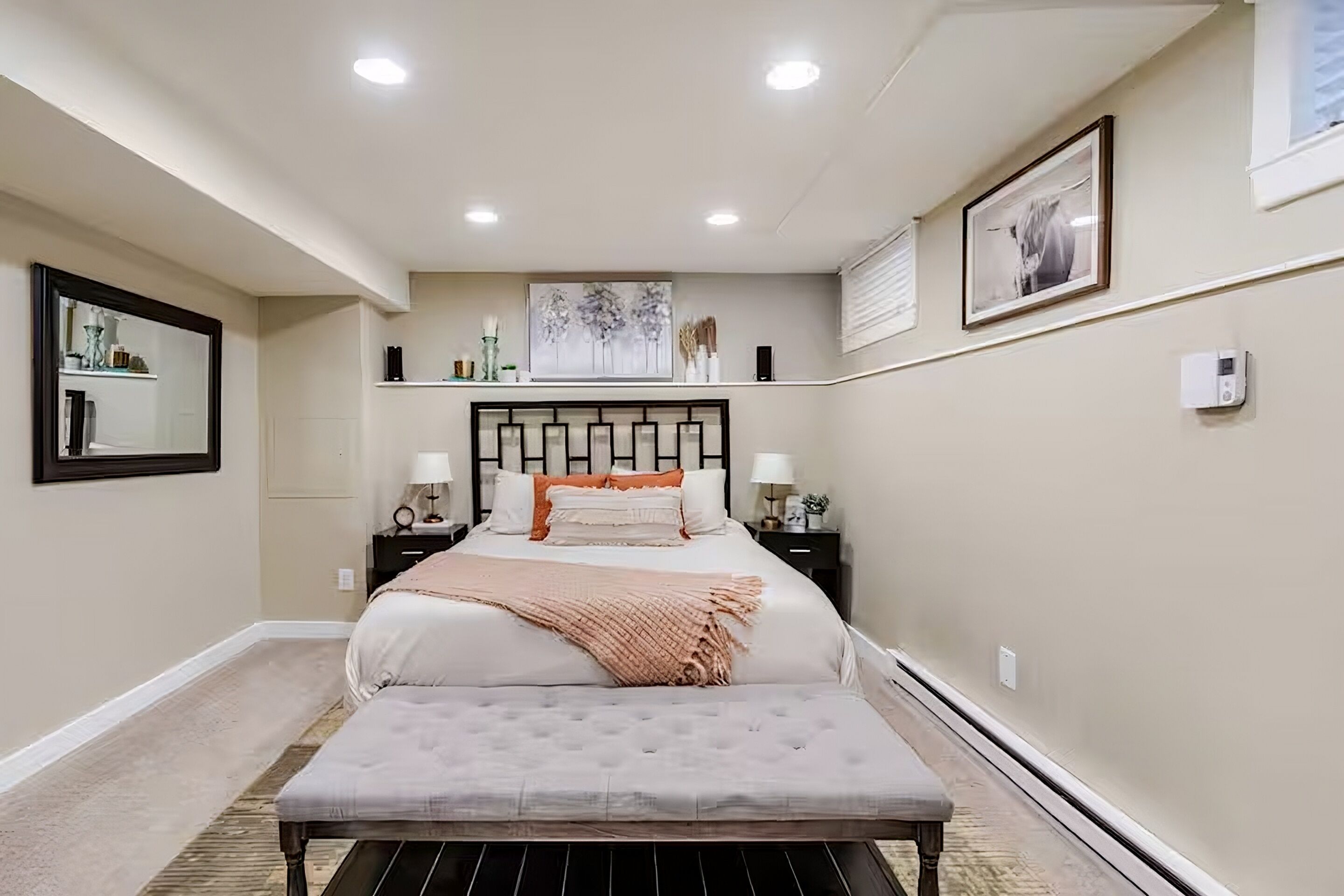 1 slaapkamer, een kluis op de kamer, een bureau