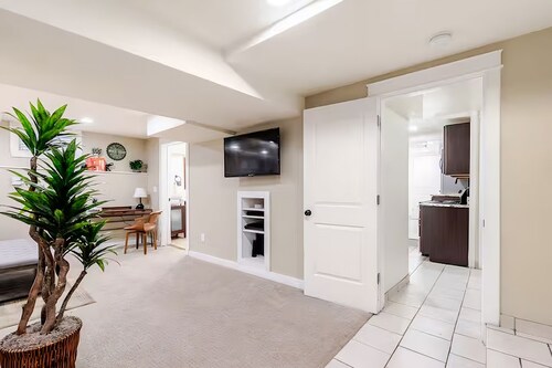 Stylish Apt • Desk & Parking • Walk to South Broadway Dining, Bars & Shops