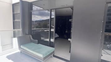 Suite, balcón, vistas a la ciudad | Terraza o patio