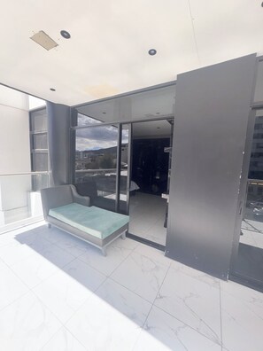 Suite, balcon, vue ville | Terrasse/Patio
