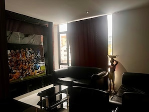 Suite, Balcony, City View | Living room