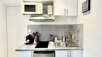 Réfrigérateur, micro-ondes, plaque de cuisson, cafetiÚre/bouilloire