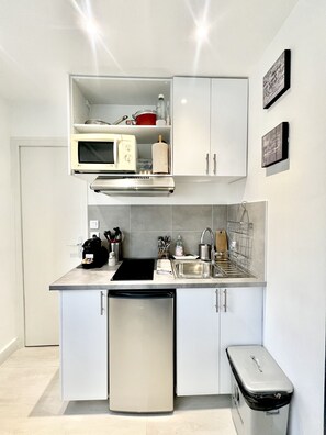 Kjøleskap, mikrobølgeovn, kokeplater og kaffetrakter/tekoker