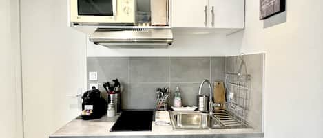 Réfrigérateur, micro-ondes, plaque de cuisson, cafetiÚre/bouilloire
