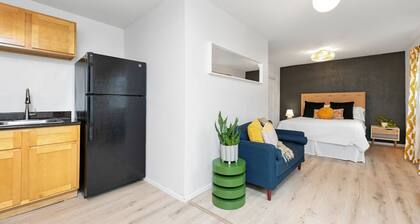 Warm and Welcoming Cottage w Full Kitchen and Essentials Included