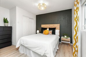 1 bedroom, iron/ironing board, WiFi, bed sheets - Warm and Welcoming Cottage w Full Kitchen and Essentials Included (Oakland)