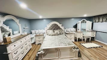 1 slaapkamer, een kluis op de kamer, een bureau