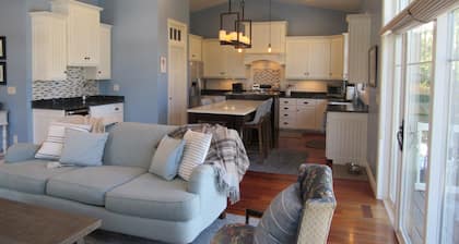 Fish Creek Beautiful Downtown Condo Sleeps 8
