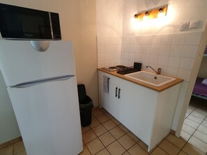 Kühlschrank, Mikrowelle, Wasserkocher mit Kaffee-/Teezubehör, Toaster