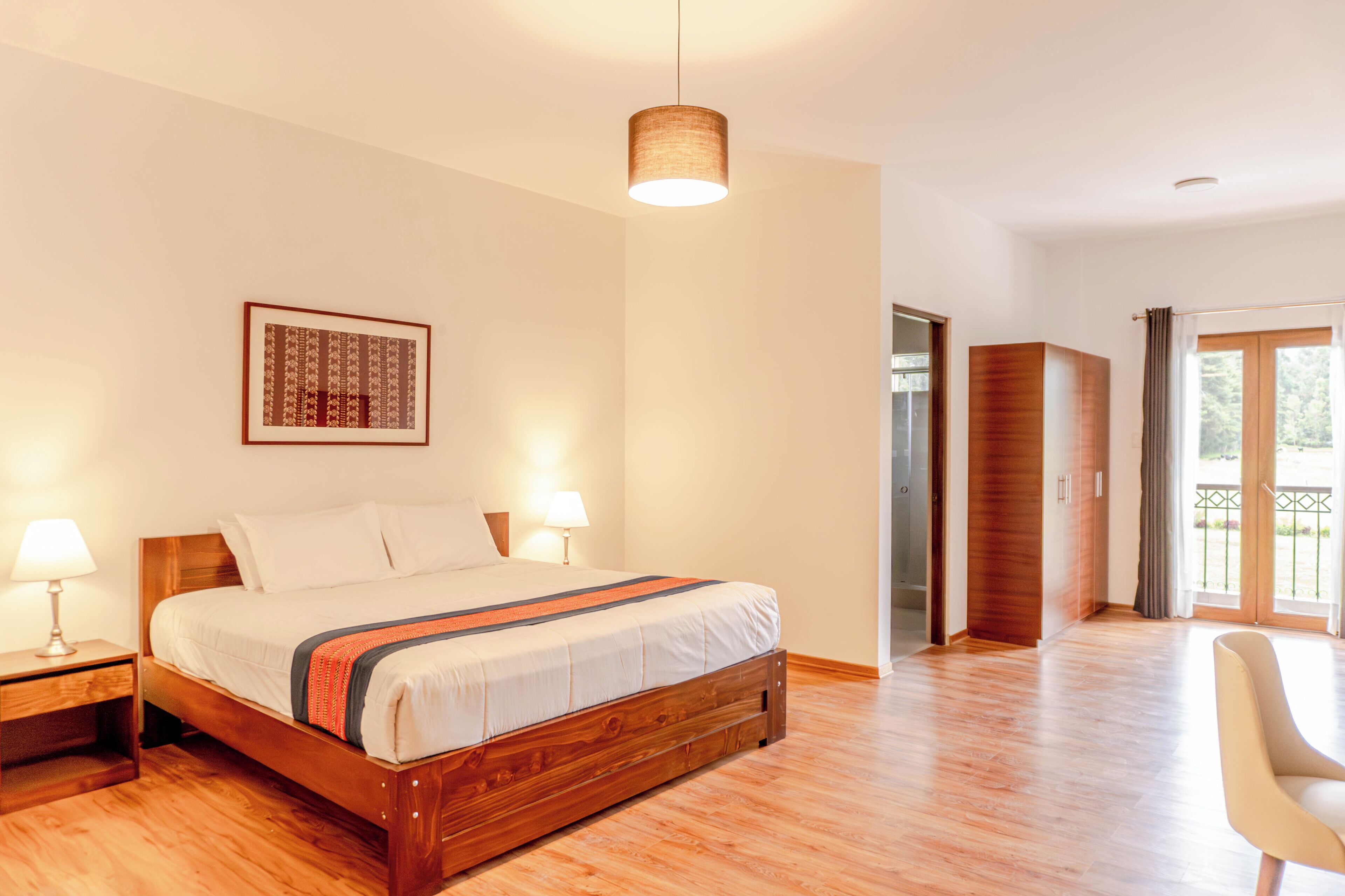 Bureau, espace de travail pour ordinateur portable, Wi-Fi gratuit