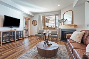 Smart TV, fireplace, books - Ski Retreat With Pool, Hot Tub & Mountain Views (Park City)