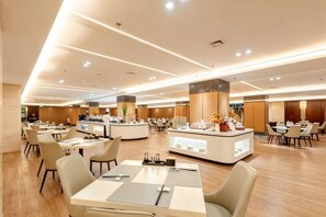A modern hotel lobby with a central reception desk, multiple dining areas, and a spacious layout. - Beijing Shanxi International Hotel (Beijing South Railway Station) (Beijing)