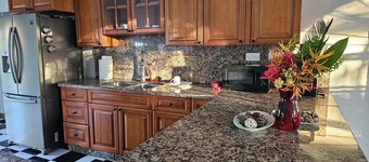  Luxurious 4-bedroom house with AC, WiFi in marvelous Portsmouth