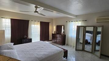 4 soverom, strykejern/-brett, wi-fi og sengetøy