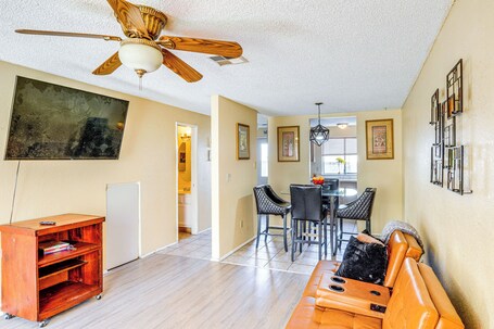 TV, books. Patio & Mtn Views: Family Gem in California City