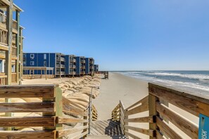 On the beach - Oceanfront Gem w/ Views in North Topsail Beach (North Topsail Beach)