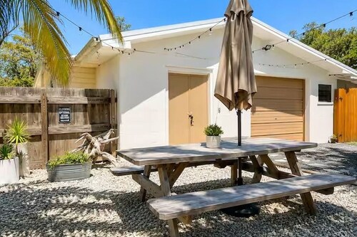 Sleeps 6. Kayaks. Boat Dock. Big Yard