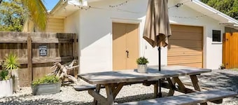 Sleeps 6. Kayaks. Boat Dock. Big Yard