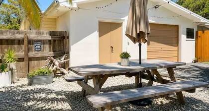 Sleeps 6. Kayaks. Boat Dock. Big Yard