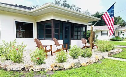DOCKSIDE BUNGALOW: Dog Friendly - Bungalow Retreat - Kings Bay, Crystal River