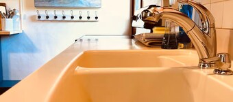 DOCKSIDE BUNGALOW: Dog Friendly - Bungalow Retreat - Kings Bay, Crystal River