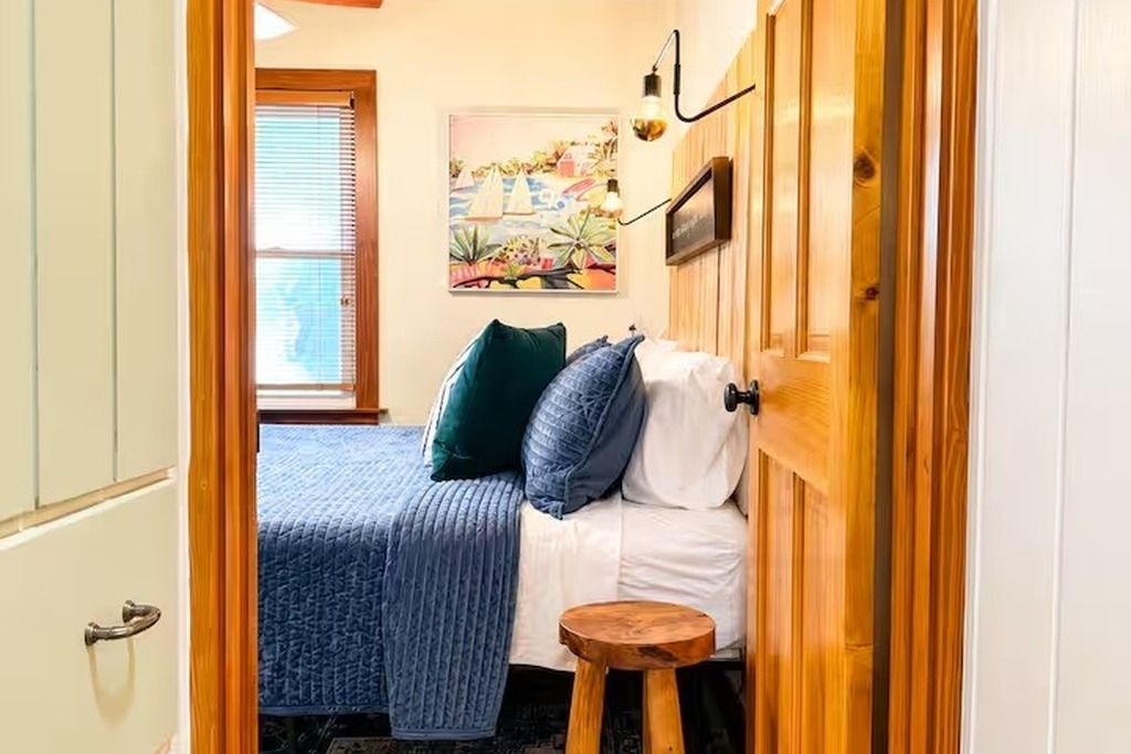 2 bedrooms, iron/ironing board, travel crib, WiFi (free)