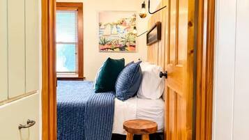 2 bedrooms, iron/ironing board, travel crib, WiFi (free)