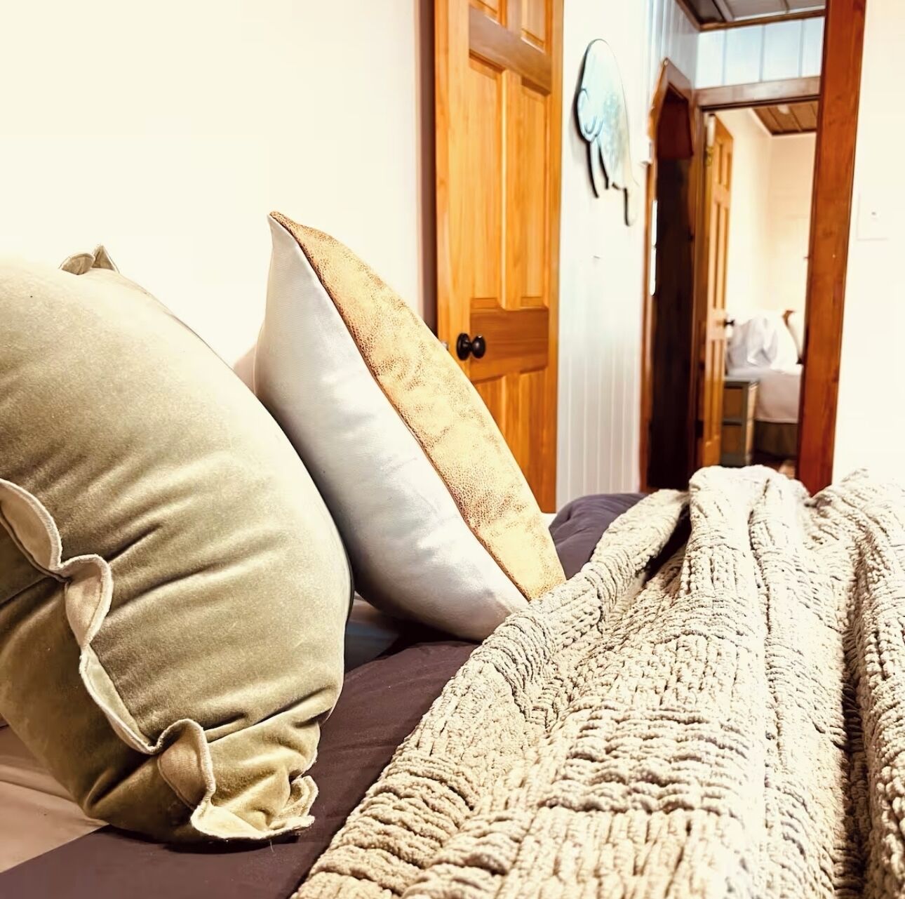 2 habitaciones, tabla de planchar con plancha, cuna de viaje y wifi 