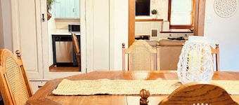 DOCKSIDE BUNGALOW: Dog Friendly - Bungalow Retreat - Kings Bay, Crystal River