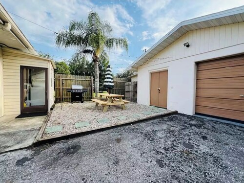 DOCKSIDE BUNGALOW: Dog Friendly - Bungalow Retreat - Kings Bay, Crystal River
