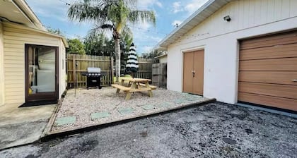 DOCKSIDE BUNGALOW: Dog Friendly - Bungalow Retreat - Kings Bay, Crystal River