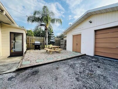 DOCKSIDE BUNGALOW: Dog Friendly - Bungalow Retreat - Kings Bay, Crystal River
