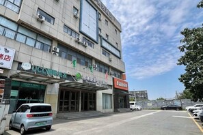Un edificio de varios pisos con una tienda en la planta baja.