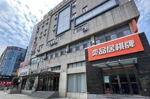 Un edificio de varios pisos con escaparate y un cartel llamativo.