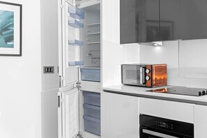 Køleskab, mikrobølgeovn, ovn, kogeplade