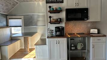 Micro-ondes, cafetiĂšre/bouilloire, grille-pain