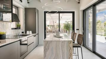 Jääkaappi, mikroaaltouuni, uuni, astianpesukone