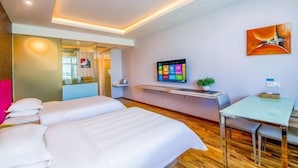 A hotel room with two beds, a desk, a TV, and a painting. - Shanshui Trends Hotel (Beijing Capital International Airport Xinguozhan) (Beijing)
