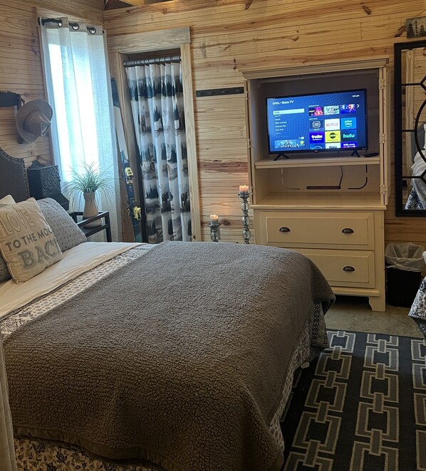 1 bedroom, desk, iron/ironing board, free WiFi - Making Waves at Lewis-Smith Lake in Arley, AL (Arley)