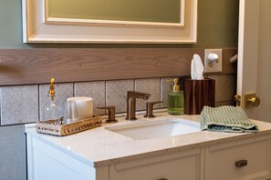 Hårføner, håndklær, såpe og sjampo
