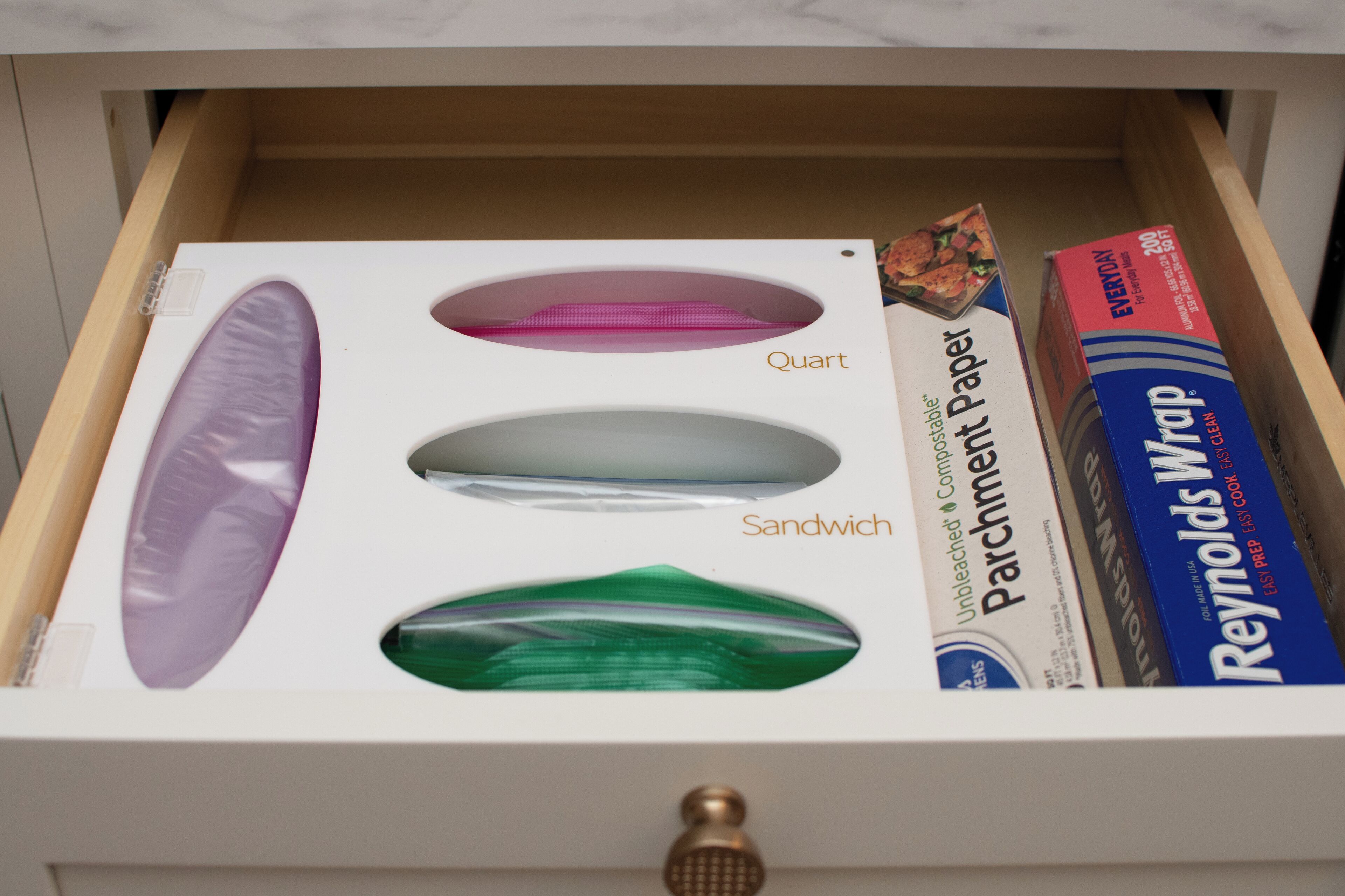 Un cajón con una caja etiquetada 'Parchment Paper' y una caja de 'Reynolds Wrap'.