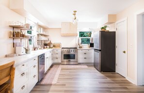 雪櫃、微波爐、焗爐、爐具